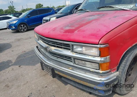 1996 Chevrolet Suburban C1500 из США, поврежденный, VIN 3GNEC16R7TG151983